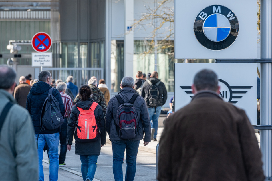 Auf dem Firmengelände von BMW ist es offenbar am Samstag zu einem tödlichen Unfall gekommen. (Archiv/Symbolbild)