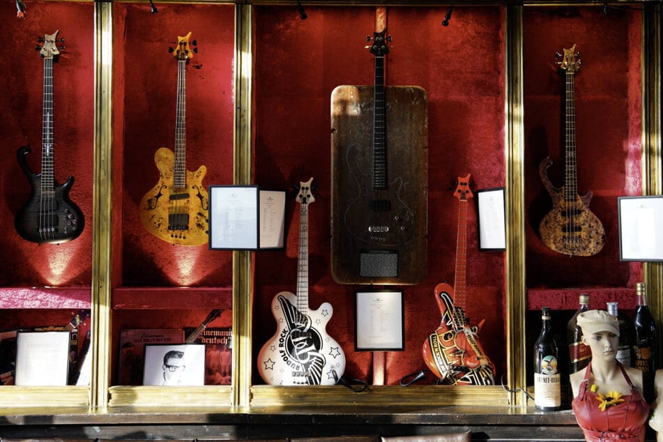 Einige weitere Exemplare von Jens Ritters Gitarren - ausgestellt im vergangenen Jahr in der Kultkneipe "Zwick" auf Hamburg-St. Pauli.