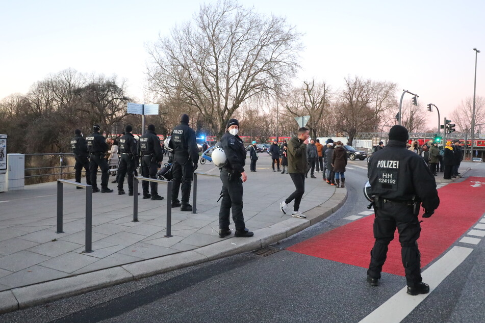 Polizisten begleiteten die kleinen Demonstranten-Gruppen in Hamburg.