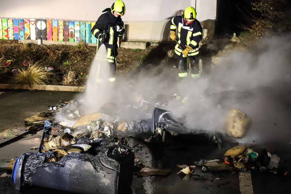 An einer Schule in Schneeberg brannten mehrere Mülltonnen ab.