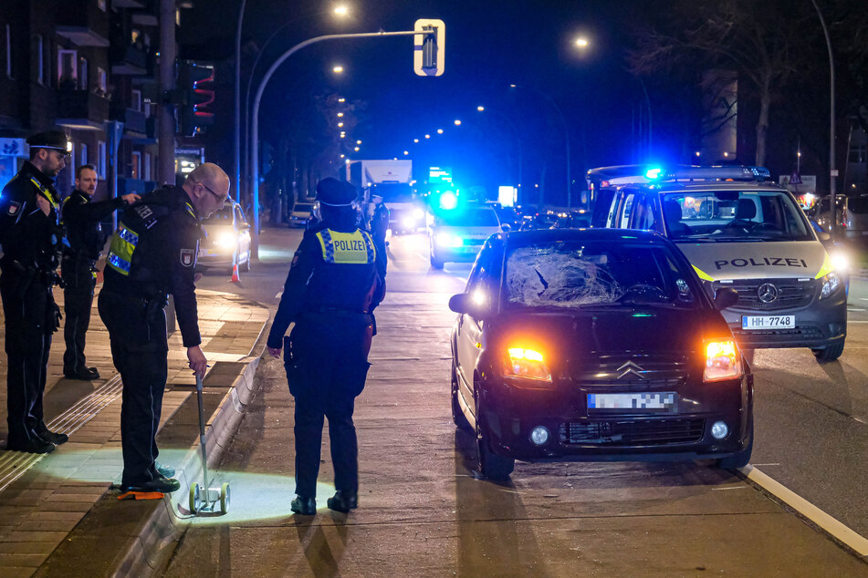 In Hamburg ist am Dienstagabend eine Fußgängerin von einem Auto erfasst worden. Sie erlitt schwerste Verletzungen.