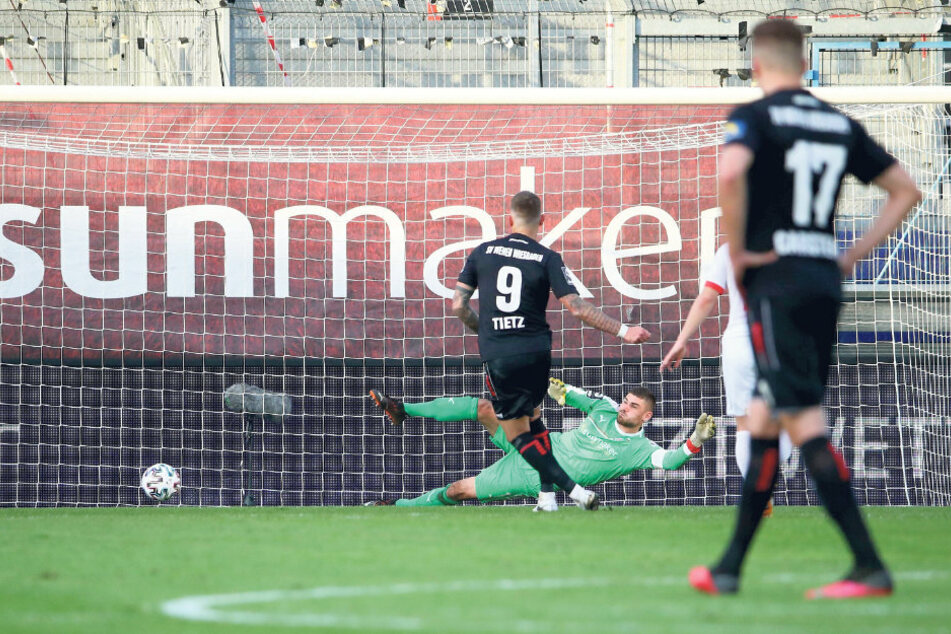 Wiesbadens Philipp Tietz trifft gegen FSV-Keeper Johannes Brinkies zum 3:1.