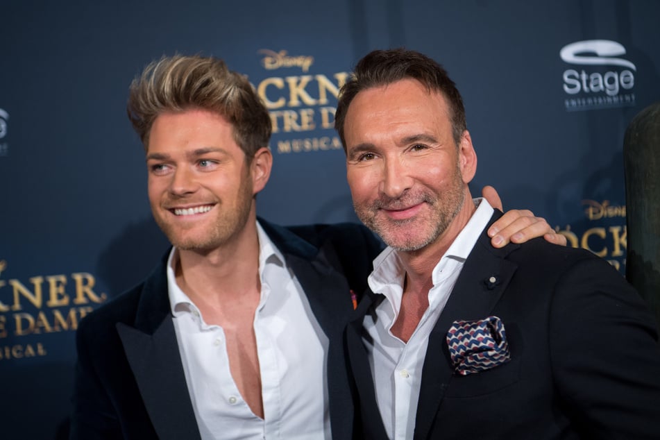Matthias Bendel-Pridöhl (l., 36) und Moderator Jochen Bendel (54) zeigen sich glücklich lächelnd auf dem Roten Teppich.