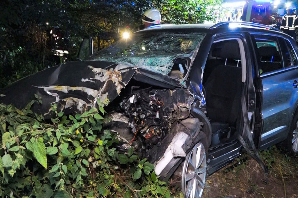 Auto kracht in Baum: Zwei Teenager schwer verletzt