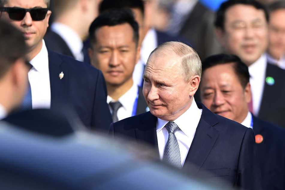 Wladimir Putin (71), Präsident von Russland, trifft auf dem Beijing Capital International Airport ein.