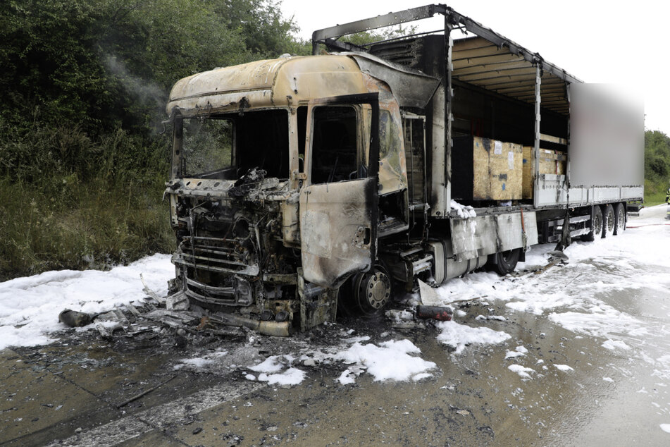Der Lkw musste später abgeschleppt werden.