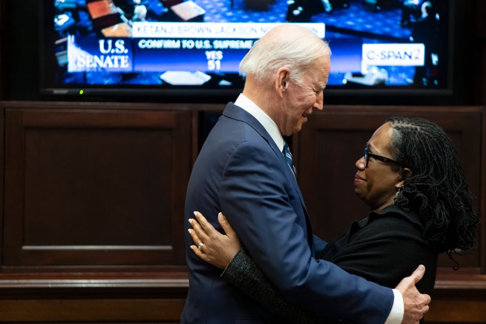President Joe Biden (l.) hugged Supreme Court nominee Ketanji Brown Jackson at the White House on Thursday after she passed the 50 vote threshold by the US Senate for her confirmation to the Supreme Court.