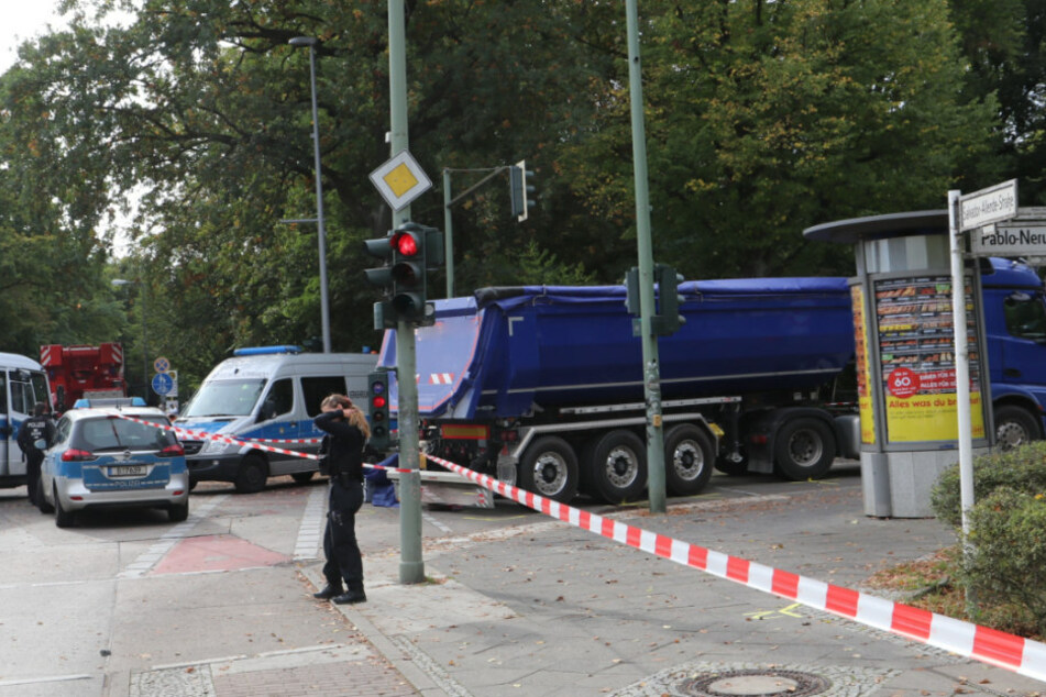 Polizisten sichern die Unfallstelle.