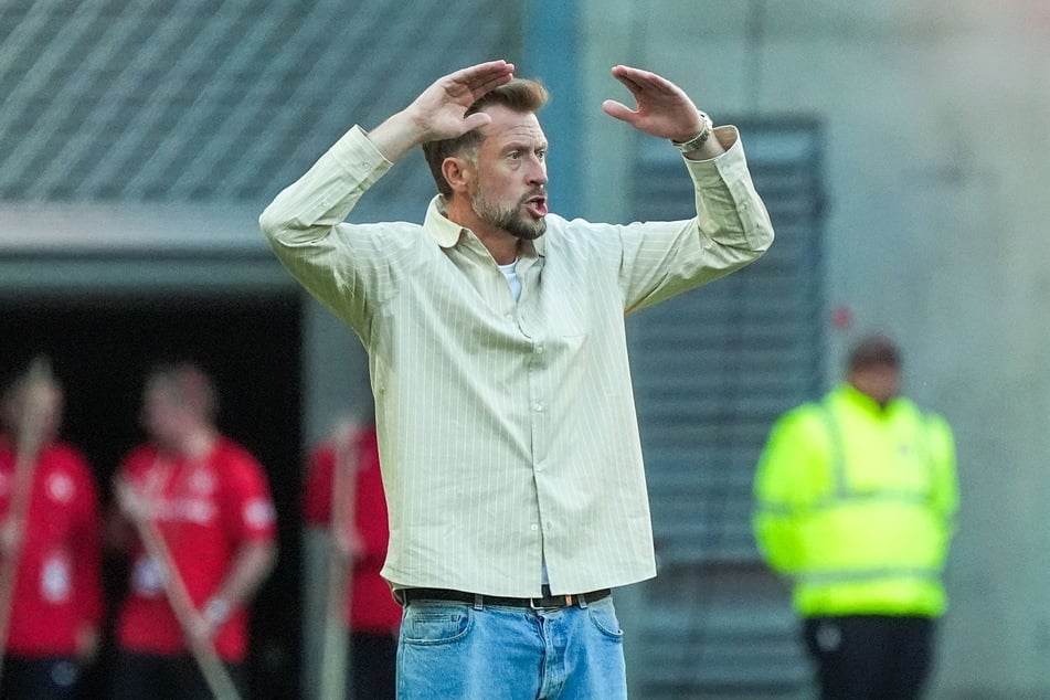Eintracht-Coach Lars Kornetka (48) hat die vielleicht stressigste Trainingswoche seiner Amtszeit hinter sich.