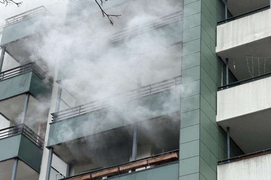Hamburg: Hochhaus wird nach Wohnungsbrand evakuiert! Bewohner muss reanimiert werden