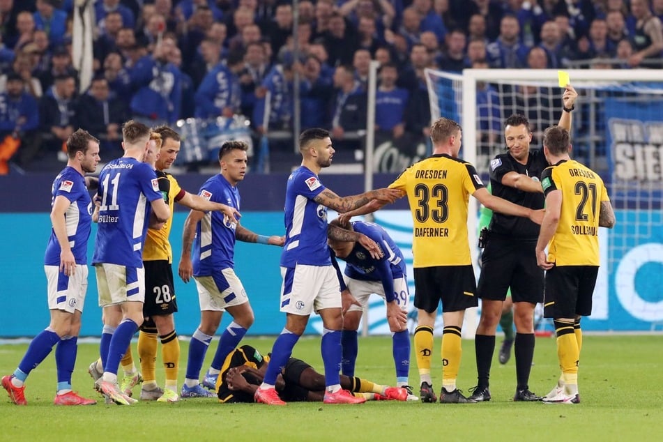 Sven Jablonski (2.v.r.) aus Bremen leitet die heutige Partie zwischen Dynamo Dresden und Hertha BSC.