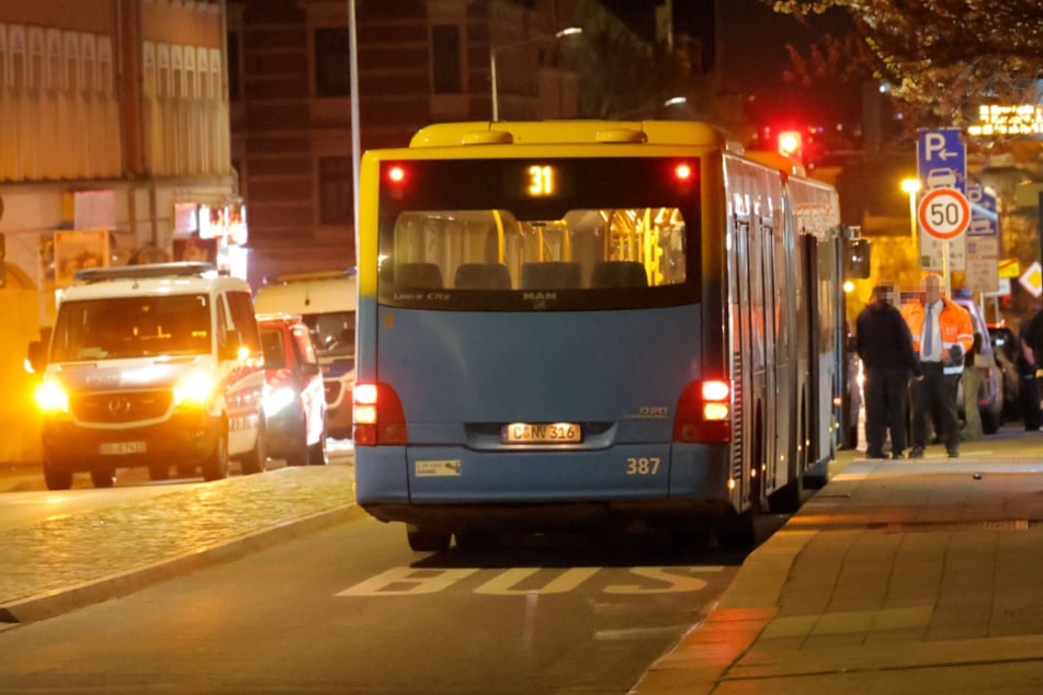 Ein Teenager (16) attackierte am Donnerstagabend einen Bus der CVAG. An der Haltestelle "Uhlandstraße" war die Fahrt dann vorzeitig zu Ende.