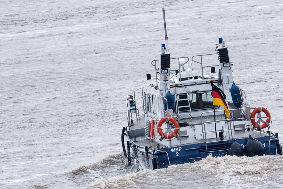 Mithilfe der Wasserschutzpolizei konnte der Transporter schließlich aus dem Rhein geborgen werden. (Symbolbild)