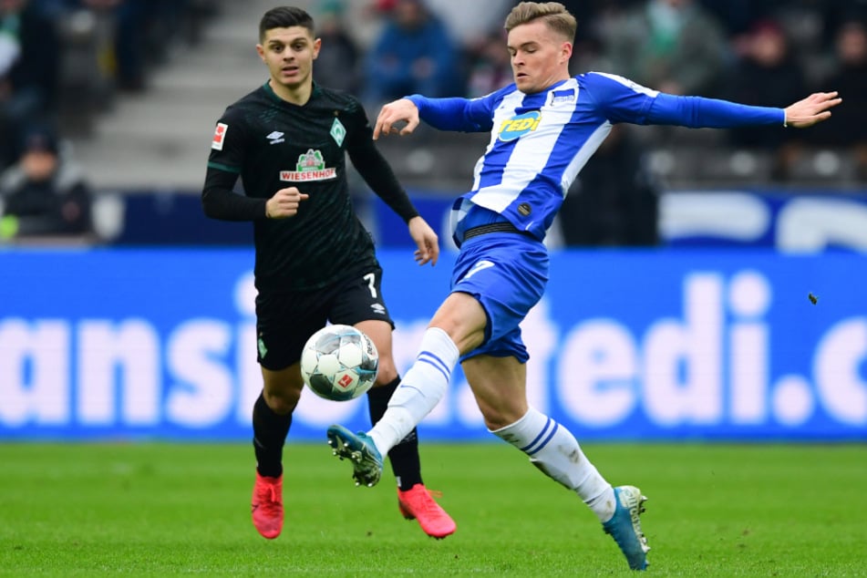 Maximilian Mittelstädt (r.) von Hertha gegen Milot Rashica von Bremen.