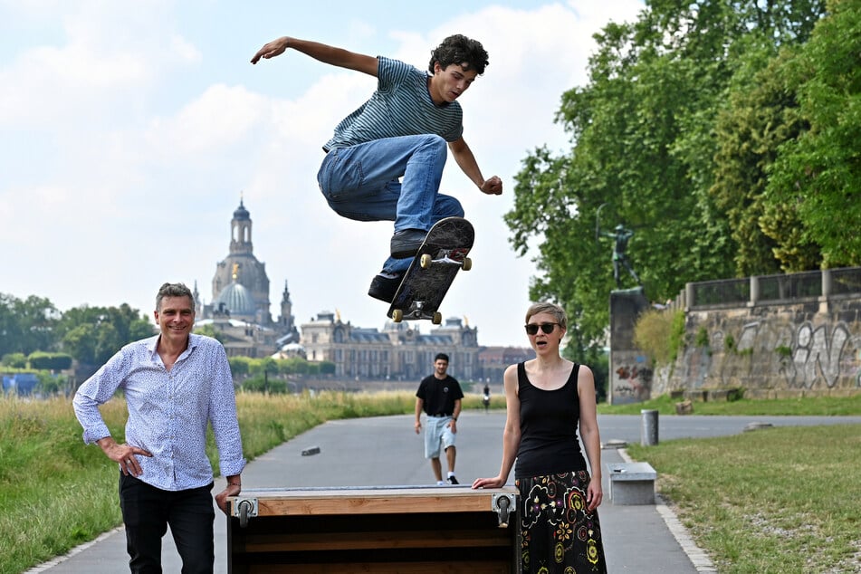 Landtagsabgeordneter Thomas Löser (54, l.) und Stadtbezirksbeirätin Katja Lehmann (49, beide Grüne) sind begeistert, wie viel Engagement Skateboarder wie Tillmann Steglich (19) an den Tag legen.