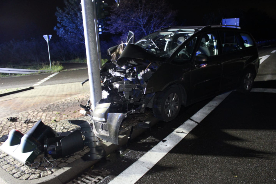 Der Wagen stieß aus bisher unbekannter Ursache frontal gegen den Ampelmast.