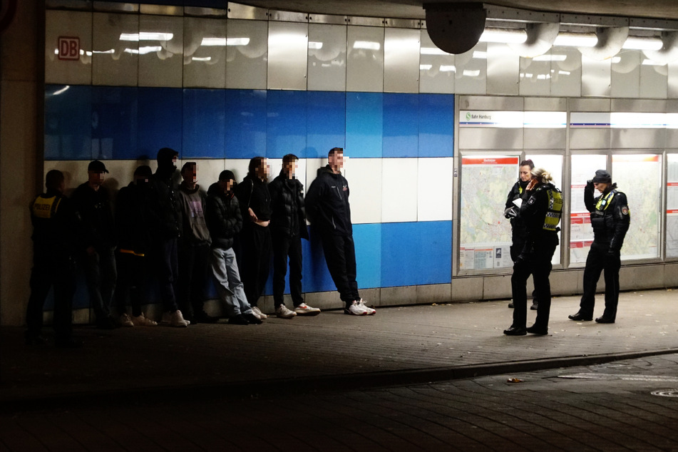 Polizisten erteilen einer Jugendgruppe an der S-Bahn-Haltestelle Allermöhe einen Platzverweis.