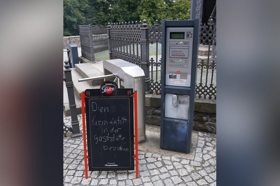 Am Automaten konnte man ein Ticket für das Drehkreuz kaufen, nun muss man erstmal in die Gaststube.
