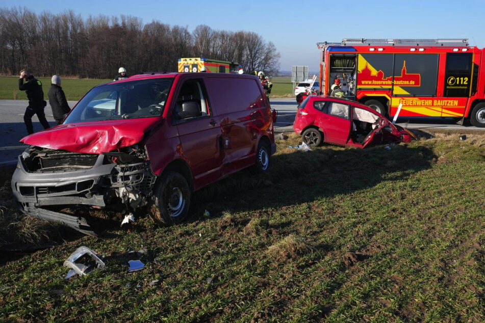 Infolge der Kollision auf der S111 zwischen Bautzen und Weißenberg wurde ein Honda-Fahrer (76) schwer verletzt.