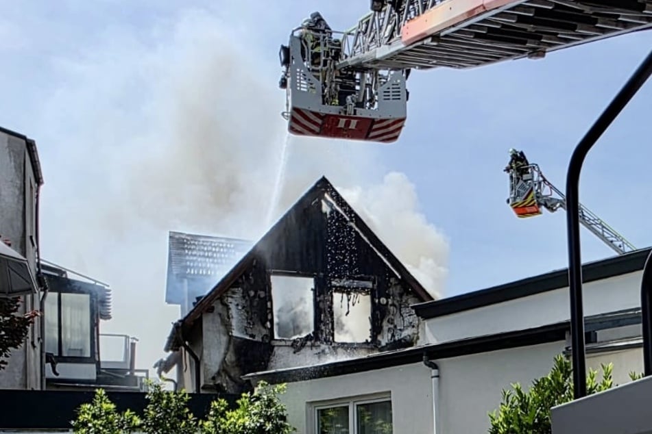 Über zwei Drehleitern konnten die rund 50 Einsatzkräfte den Brand unter Kontrolle bringen.