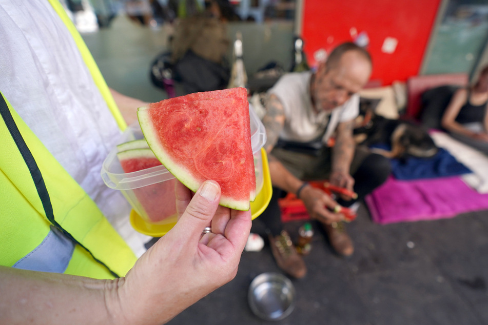Eine Mitarbeiterin des Kältebusses verteilte auf dem Höhepunkt der vorherigen Hitzewelle Melonen, Wasser und Sonnencreme an Obdachlose auf St. Pauli.