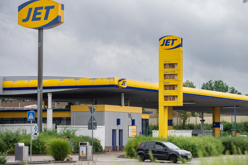 Am Montag wirkte die Tank-Welt noch halbwegs in Ordnung. Bis Mittwoch stiegen die Spritpreise aber rapide an.