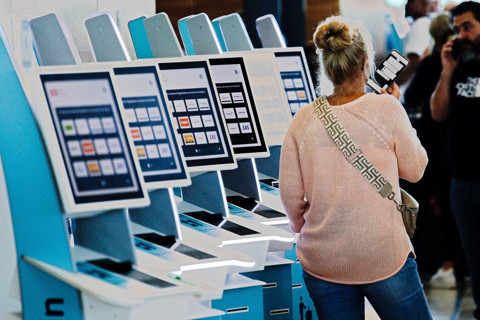Passagiere wurden aufgefordert, den Self-Service-Check-in an Automaten im Flughafen zu nutzen.