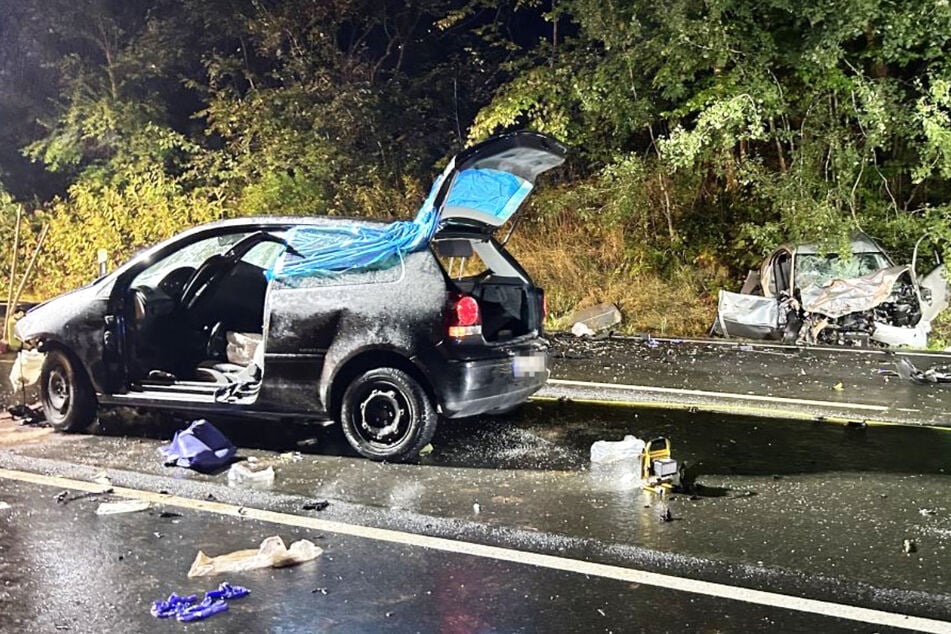 Die Bundesstraße glich nach dem Crash einem Trümmerfeld.