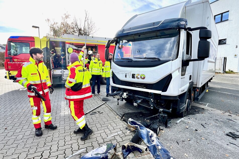 Auch der Lkw musste abgeschleppt werden.