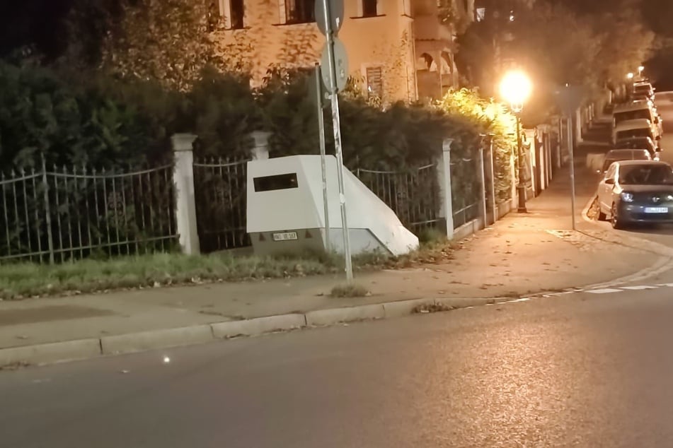 Auf der Großenhainer Straße stadteinwärts kurz nach der Bergwirtschaft überwacht ein Superblitzer jetzt den Verkehr.