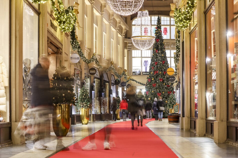 Die festlich geschmückten Einkaufspassagen laden auch am Sonntag zum Bummeln ein.