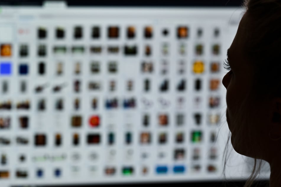 Eine Kriminaloberkommissarin sitzt vor einem Auswertungscomputer bei Ermittlungen gegen Kinderpornografie und sexuellem Missbrauch.