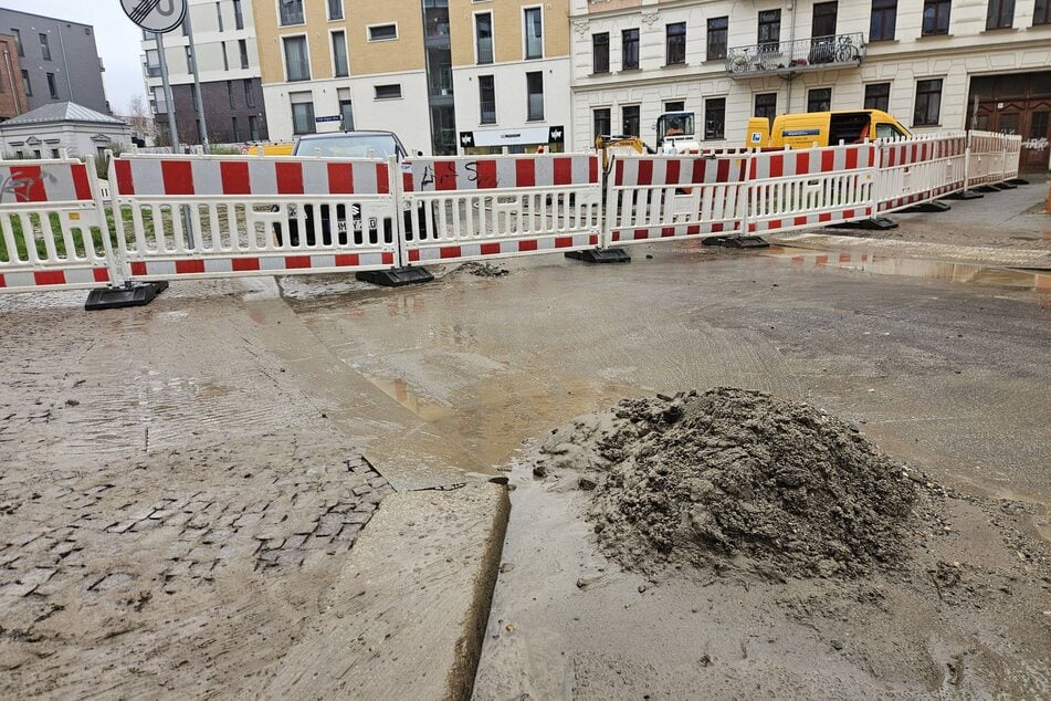 Schlamm sammelte sich auf den Straßen und Gehwegen.