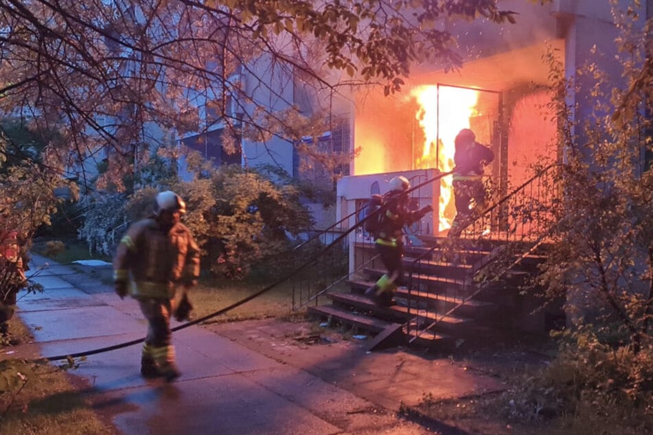 Feuerwehreinsatz in Halle-Neustadt: Balkon steht in Flammen
