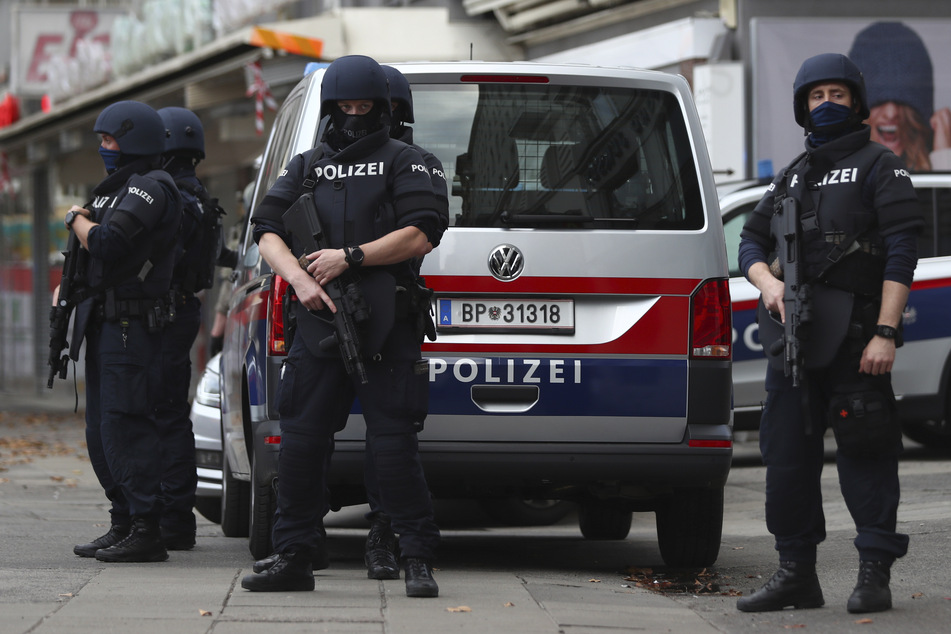 Die Polizei in Wien sicherte nach dem Anschlag den Bereich des Tatortes und weite Teile der Wiener Innenstadt ab.
