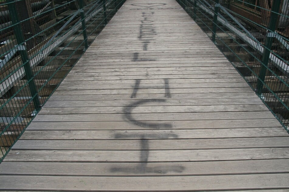 Ein 25-Jähriger sprühte mit schwarzem Farbspray "Ich liebe dich" sowie ein Herz und ein Datum auf den Boden der alten Muldenbrücke in Zwickau.