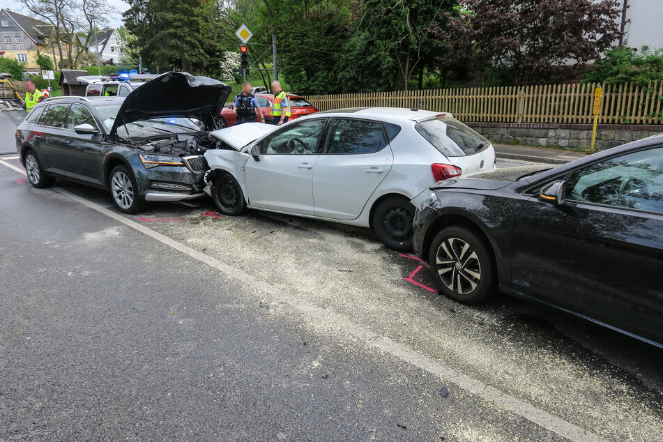Drei Autos krachten bei einem Unfall am Montagnachmittag auf der B169 in Aue-Bad Schlema ineinander.