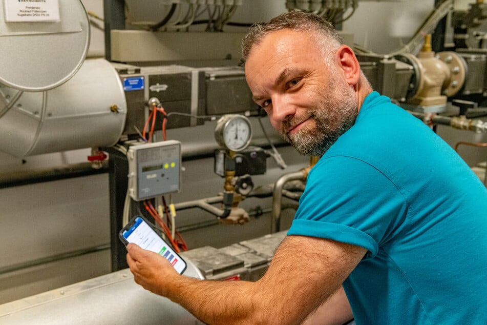 Hausmeister Enrico Hänsel (49) freut jede gesparte Kilowattstunde.