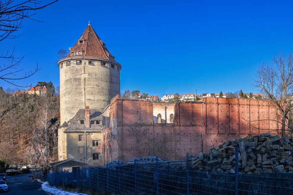 Gefährdetes Baudenkmal: Die frühere Pulvermühle (1885 erbaut, 1917 folgte der Siloturm) an der Heidenschanze in Coschütz ist vom Verfall bedroht.