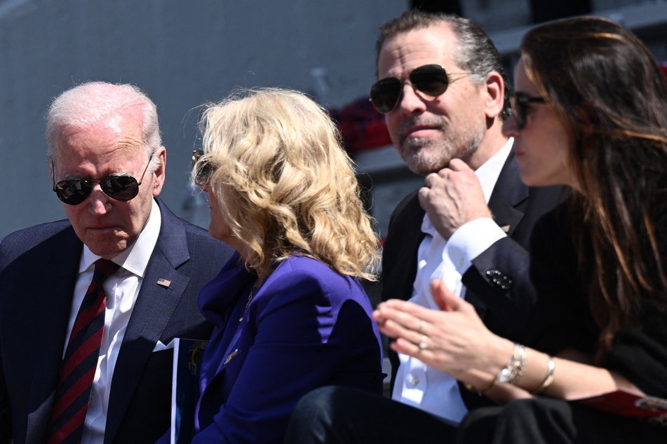 Hunter Biden (r.), President Joe Biden's son, will have his case decided by a Trump-appointed federal judge.