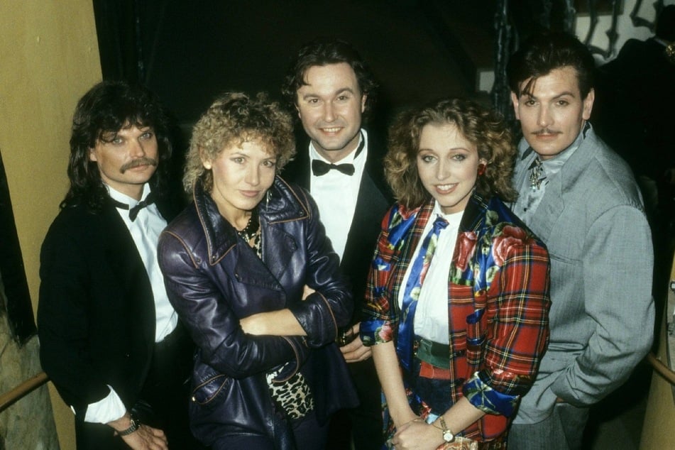 Die Band "Dschingis Khan" im März 1985 (v.l.n.r.): Leslie Mandoki (73), Edina Pop (85), Wolfgang Heichel, Henriette Strobel (72) und Louis Potgieter (†43).