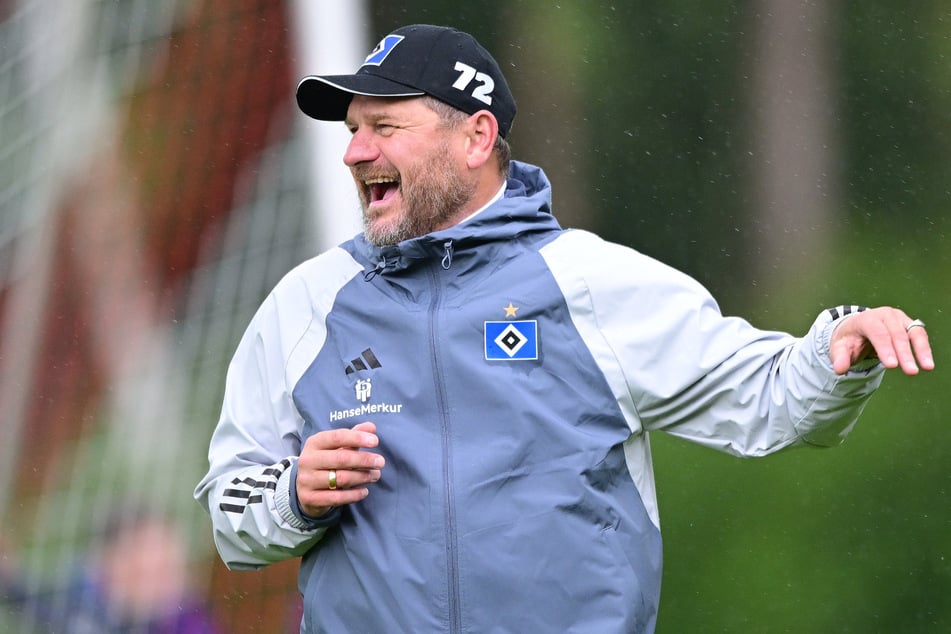 HSV-Coach Steffen Baumgart (52) hat während des Trainingslagers in Schneverdingen sichtlich Spaß.