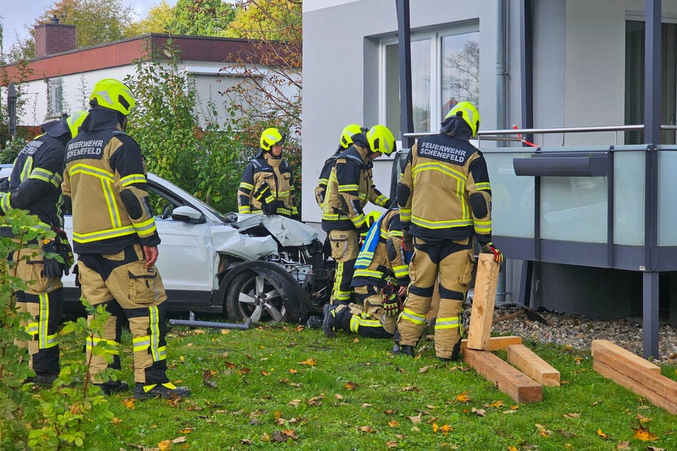 In Schenefeld ist ein 88-jähriger Mann am heutigen Mittwoch mit seinem Wagen gegen einen Erdgeschoss-Balkon gekracht.