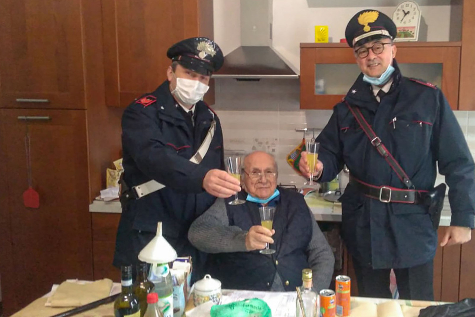 Allein zu Weihnachten: 94-Jähriger ruft die Polizei