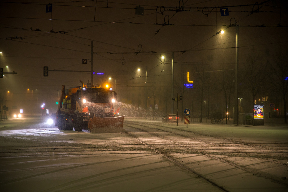 18 Räumfahrzeuge des Winterdienstes sind seit Samstagabend im Einsatz.