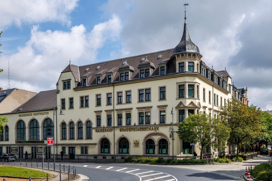 Im Kaiserhof hebt sich der Vorhang für das Radeberger Biertheater.