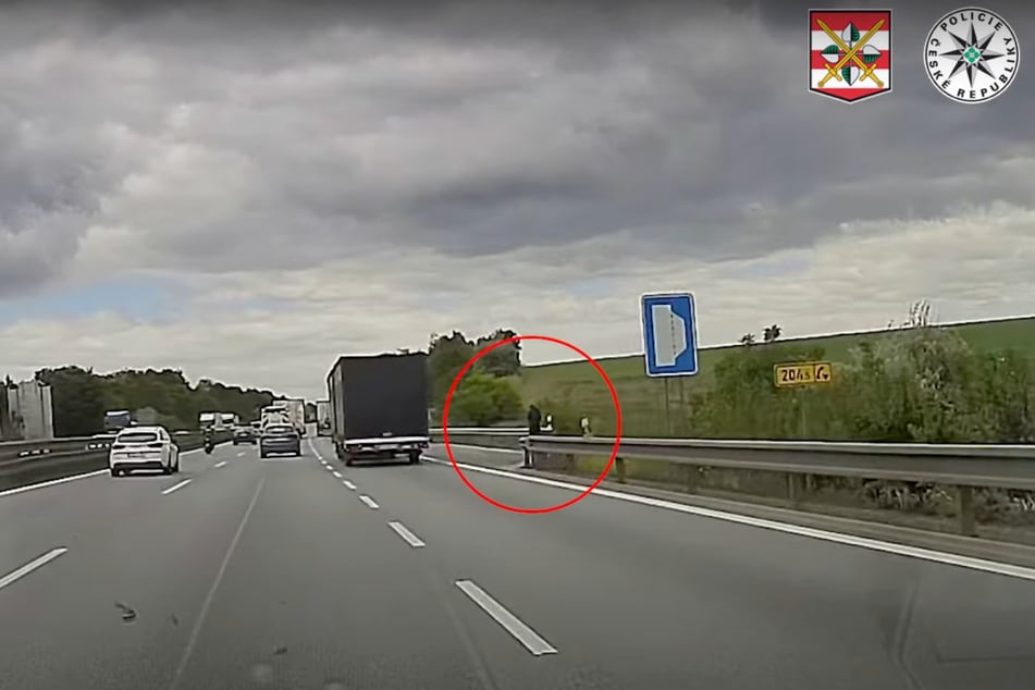 Nach zwei Kilometern suchte der Scooter-Fahrer Zuflucht in einer Nothaltebucht.