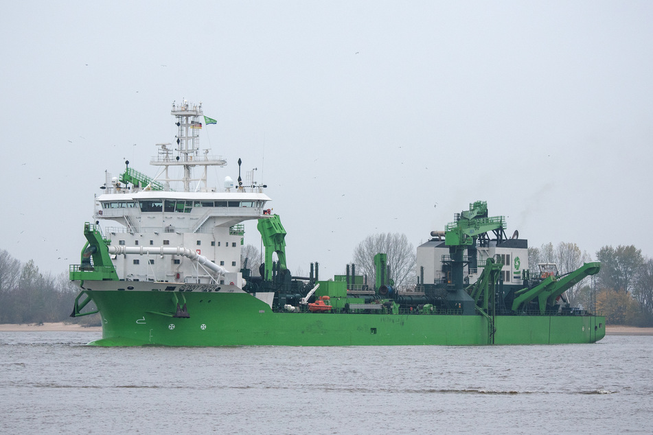 Das Baggerschiff "Bonny River" fährt auf der Elbe.