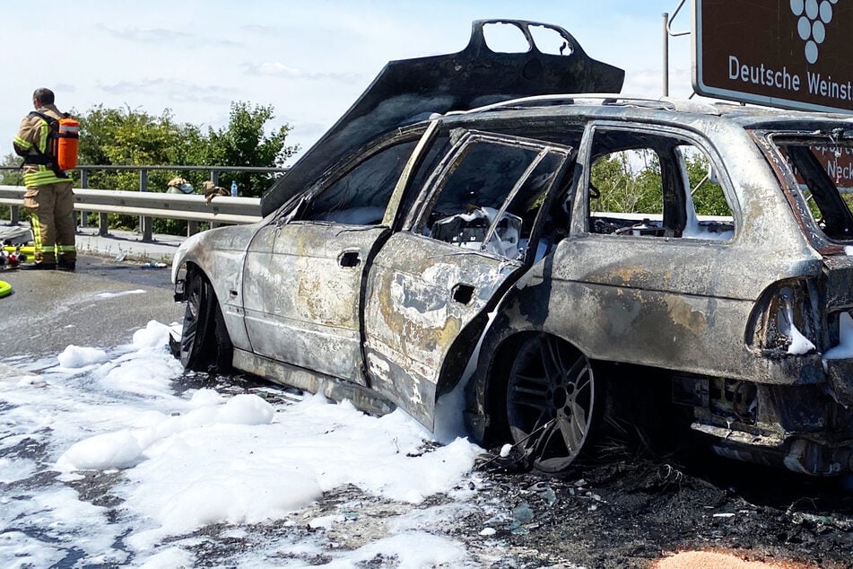Unfall A6: Auto brennt auf der A6 bei Kaiserslautern: Rauchsäule kilometerweit zu sehen