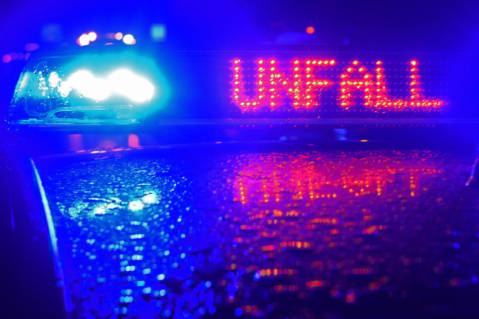 Die Polizisten konnten die Unfallverursacherin und ihren demolierten Wagen wenig später ausfindig machen. (Symbolbild)